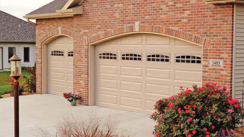 chi-long-raised-panel-garage-door-0002