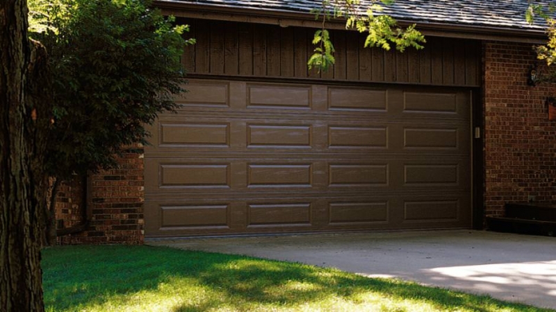 chi-long-raised-panel-garage-door-0005